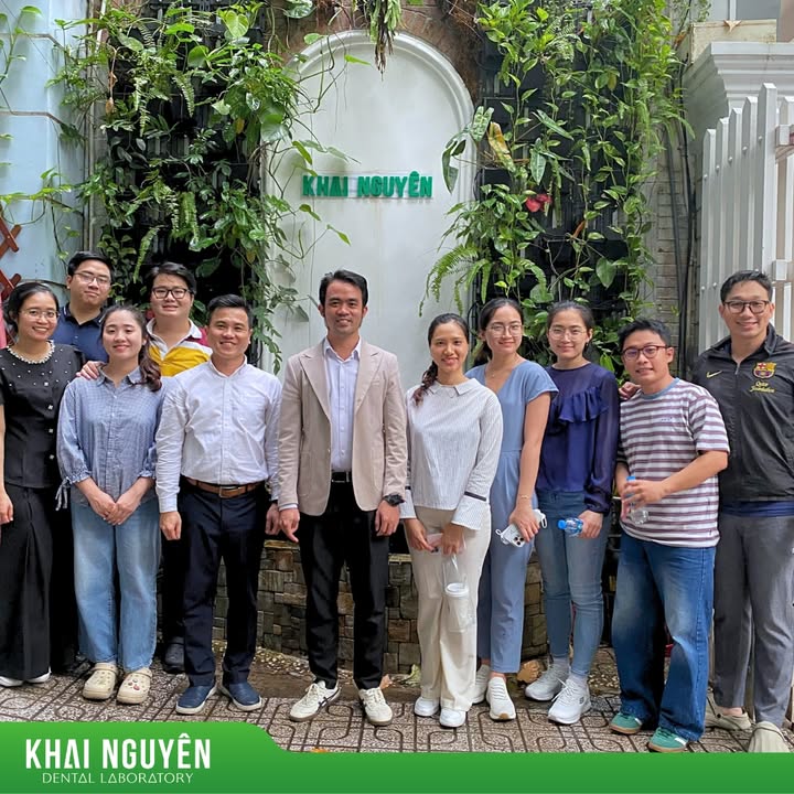 Đoàn bác sĩ nội trú Khoa Răng Hàm Mặt Đại học Văn Lang và Đại học Y Dược TP.HCM kiến tập tại Khai Nguyên Dental Lab