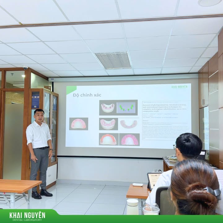 Buổi sinh hoạt chuyên môn về ứng dụng quang trắc học IPG trong phục hình implant toàn hàm tại Nha khoa Viễn Đông, tháng 10/2025