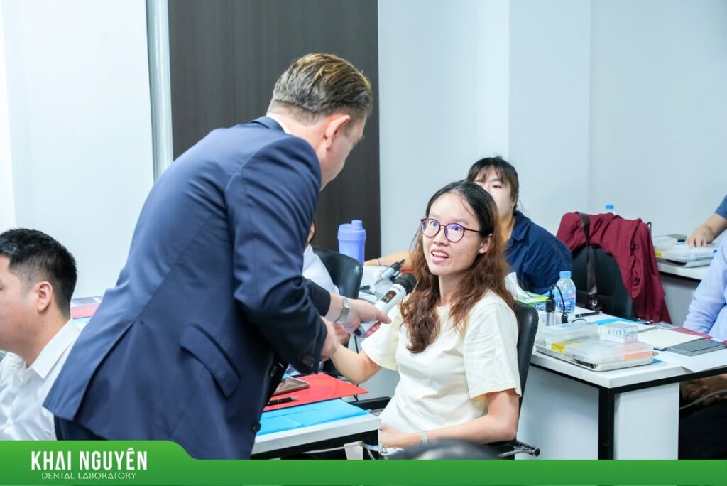 TS.BS Michael Dieter, Giám đốc Đào tạo Toàn cầu Ivoclar, trình bày tại workshop 26/07/2025